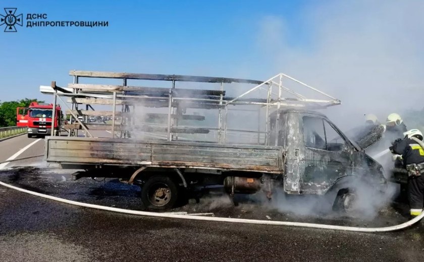 У Дніпровському районі надзвичайники ліквідували займання автомобіля «ГАЗель»