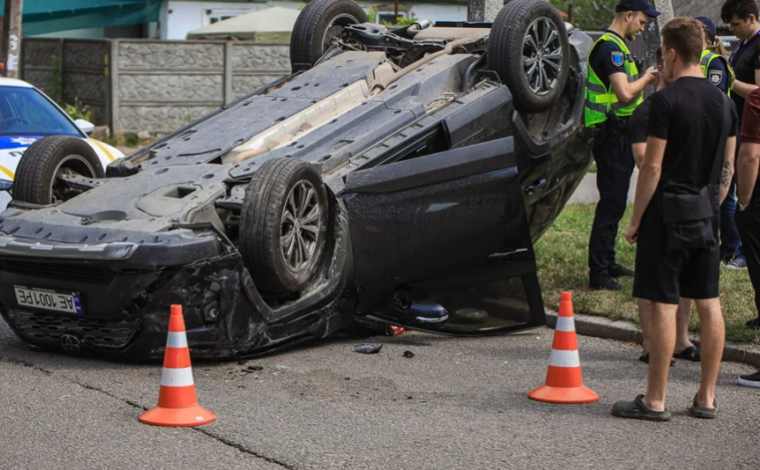 На вулиці Карла Роде у Дніпрі Toyota зіткнулась з Honda та перекинулася на дах: є постраждалі