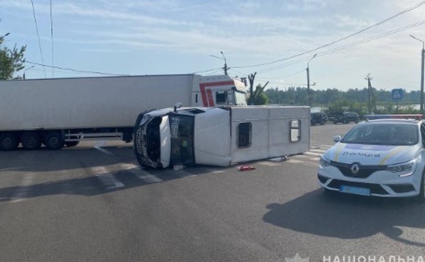 ДТП за участю вантажівки та маршрутного таксі: поліція Кривого Рогу відкрила кримінальне провадження