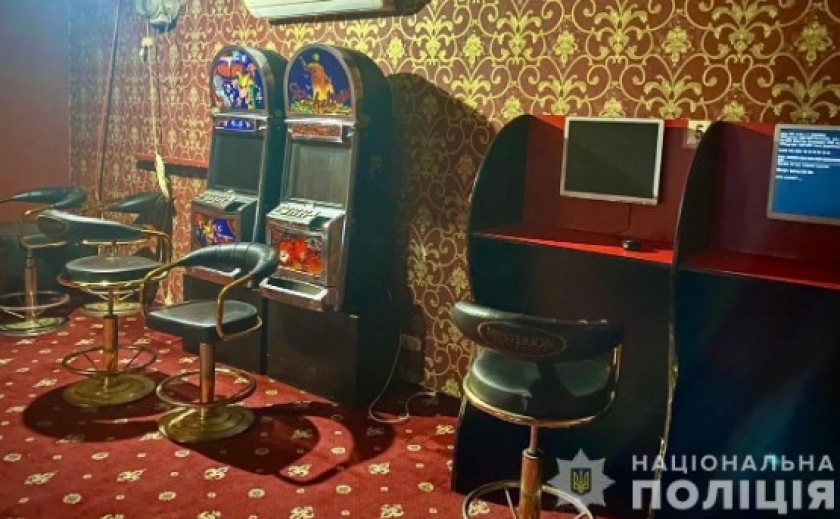 Організовували азартні ігри й здійснювали технічну підтримку гравців віртуального казино: поліція Дніпра оголосила підозру трьом фігурантам