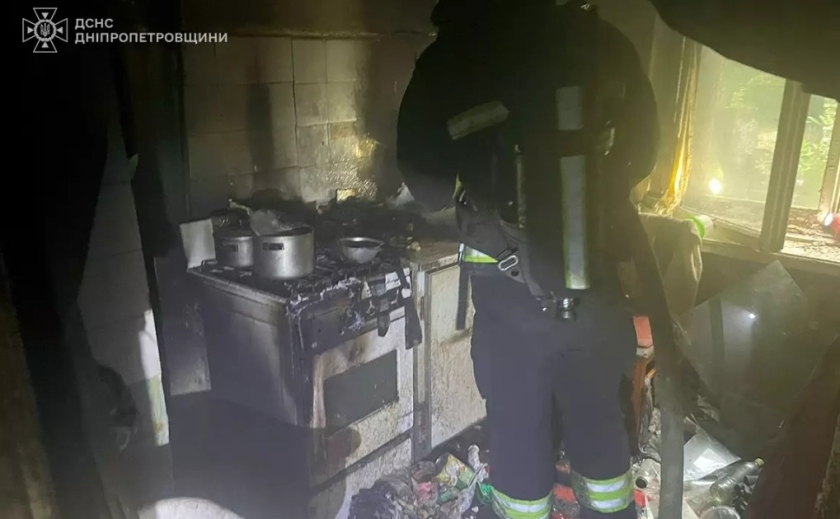 У Дніпрі під час займання у квартирі вогнеборці врятували чоловіка