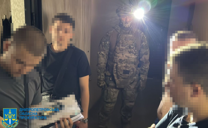 Викрадали мобільні телефони загиблих військових та списували їх кошти через онлайн-банкінг: у Дніпрі затримали злочинну групу