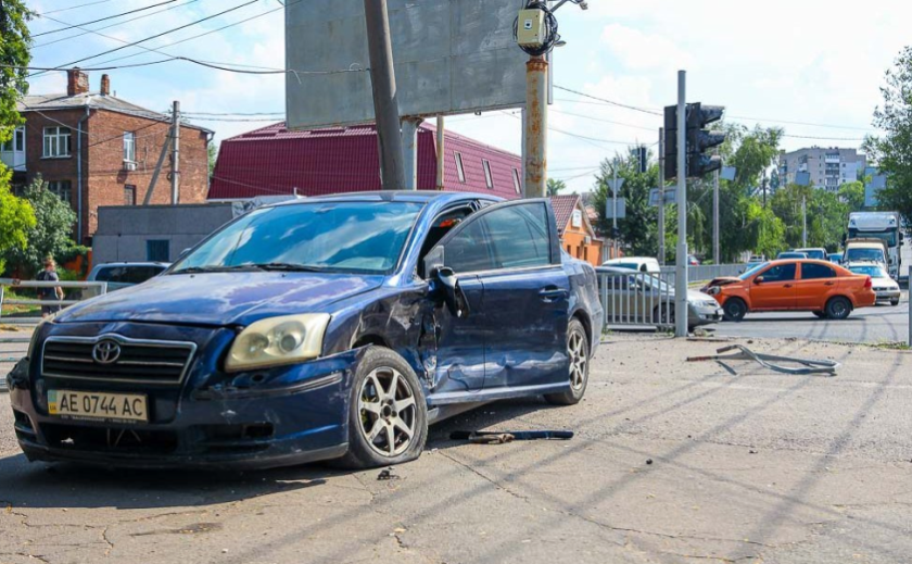 На Робочій Toyota зіткнулась з Chevrolet, пробила паркан та ледь не заїхала у кіоск
