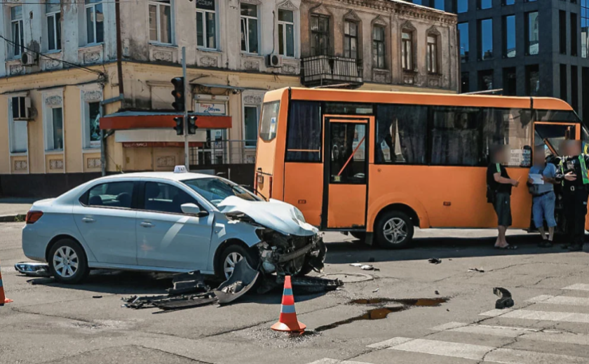 У центрі Дніпра зіткнулись Peugeot та маршрутка №136А: є постраждалий