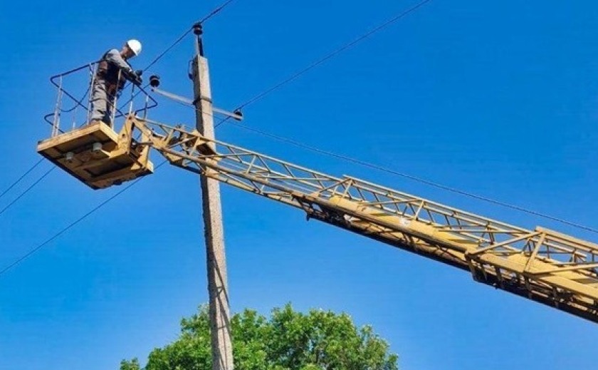 За тиждень енергетики Дніпропетровщини повернули світло після обстрілів для 82 тисяч родин За тиждень енергетики Дніпропетровщини повернули світло після обстрілів для 82 тисяч родин