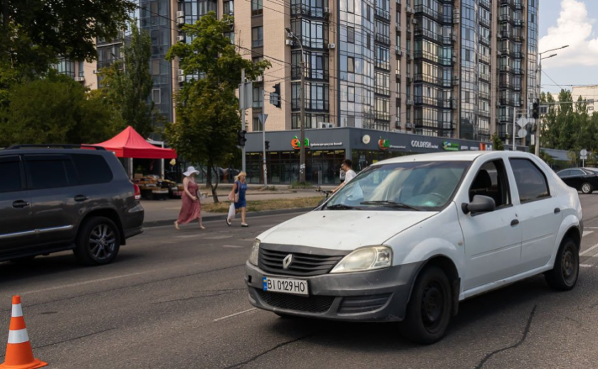 На Набережній Перемоги у Дніпрі Renault збив жінку на пішохідному переході