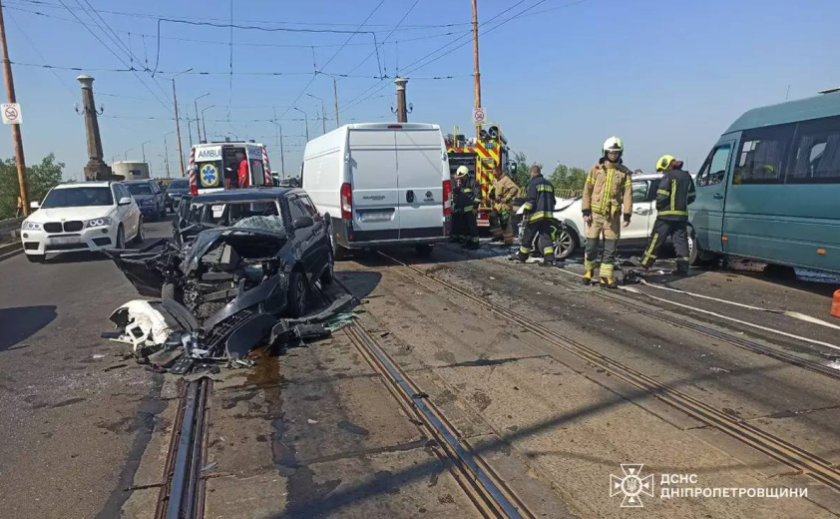 Потрійне ДТП на Амурському мосту у Дніпрі: пʼятьох містян госпіталізовано до лікарні