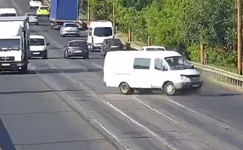 Внаслідок ДТП на Амурському мосту у Дніпрі утворився кілометровий затор