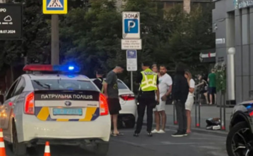 На Січеславській Набережній у Дніпрі зіткнулись Toyota, Volkswagen Touareg та мотоцикл: є постраждалі