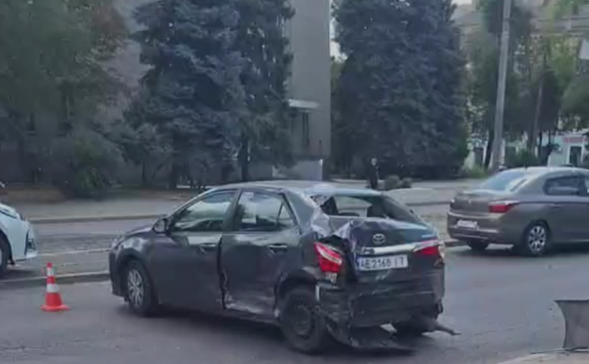 На вулиці Грушевського у Дніпрі зіштовхнулися Toyota та Volkswagen: рух ускладнено