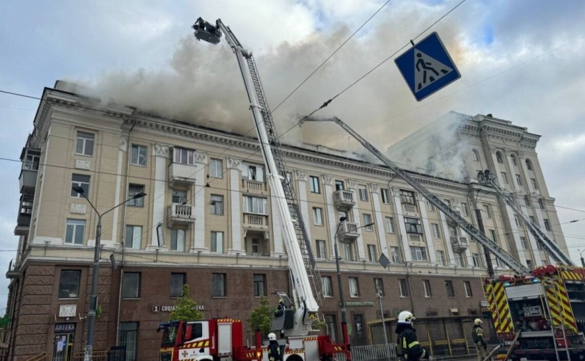 У Дніпрі планують частково демонтувати зруйновану ракетою будівлю на Вокзальній площі