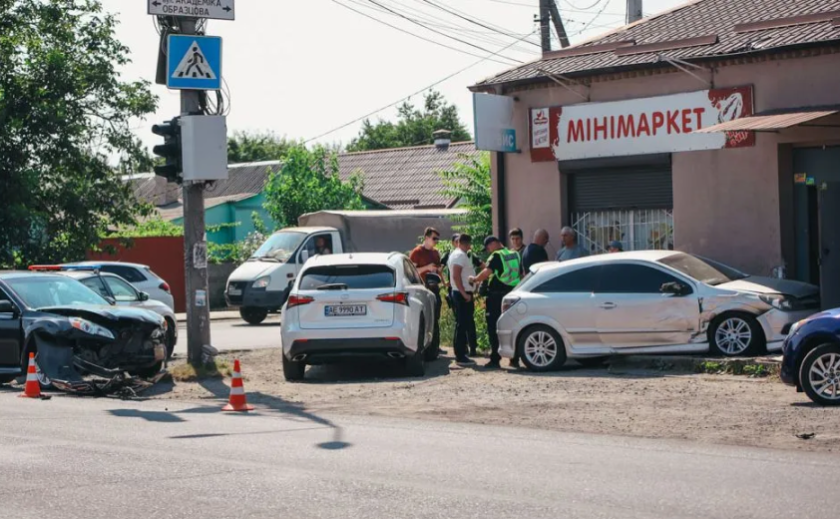 Зіткнувся з Subaru та в'їхав у магазин: подробиці ДТП на Старочумацькій