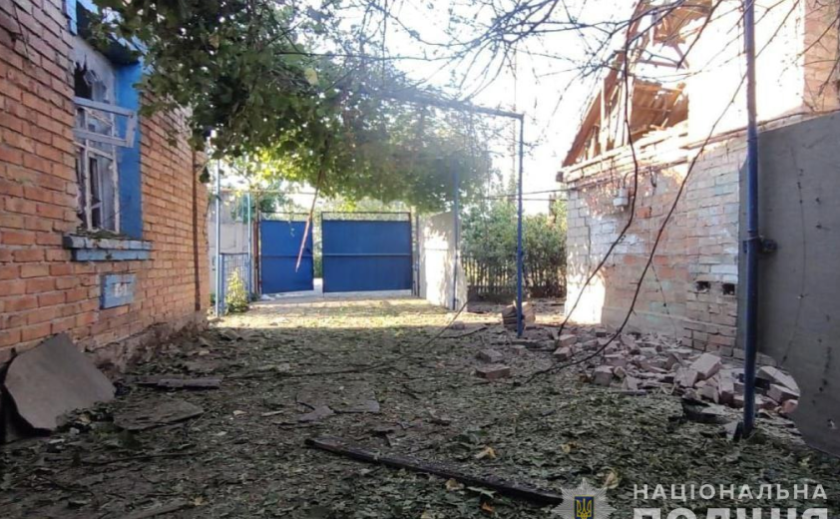 На Дніпропетровщині через ворожі обстріли поранено людину: слідчі документують наслідки воєнних злочинів росіян На Дніпропетровщині через ворожі обстріли поранено людину: слідчі документують наслідки воєнних злочинів росіян
