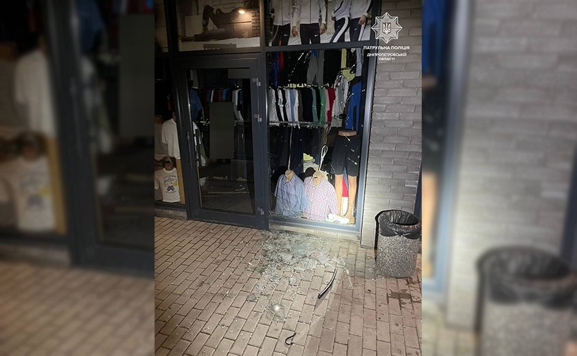 У Дніпрі патрульні затримали чоловіка, який обікрав магазин одягу в АНД районі