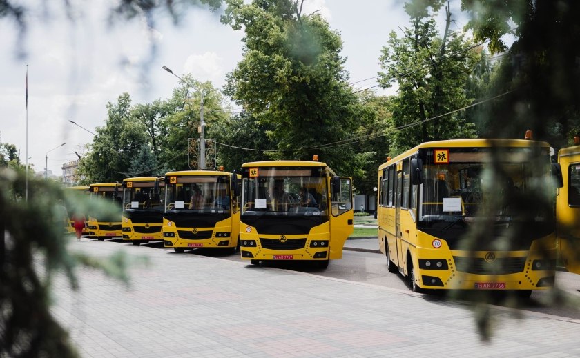 Навчальні заклади Дніпропетровщини отримали 10 нових шкільних автобусів