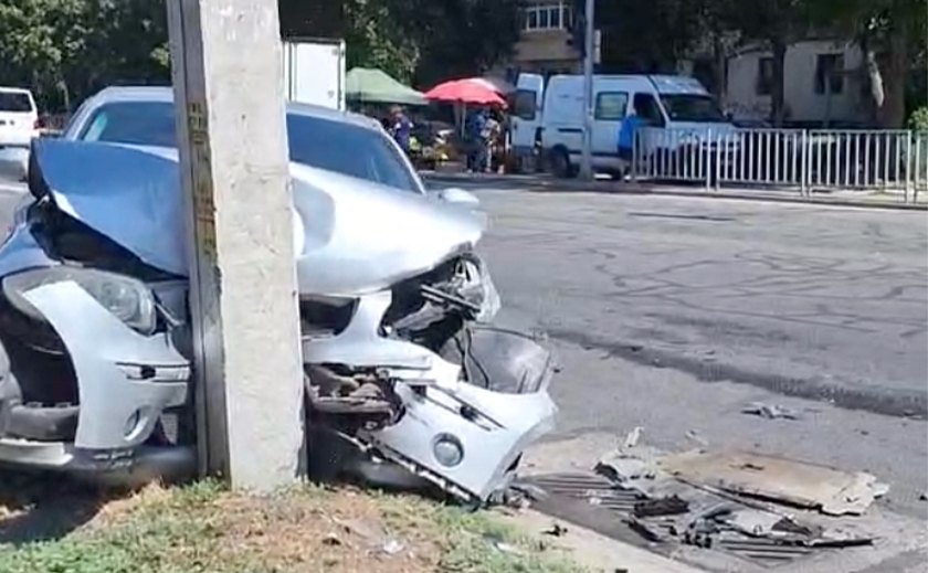 У Дніпрі на Метробудівській сталася аварія: автівка відлетіла в стовп