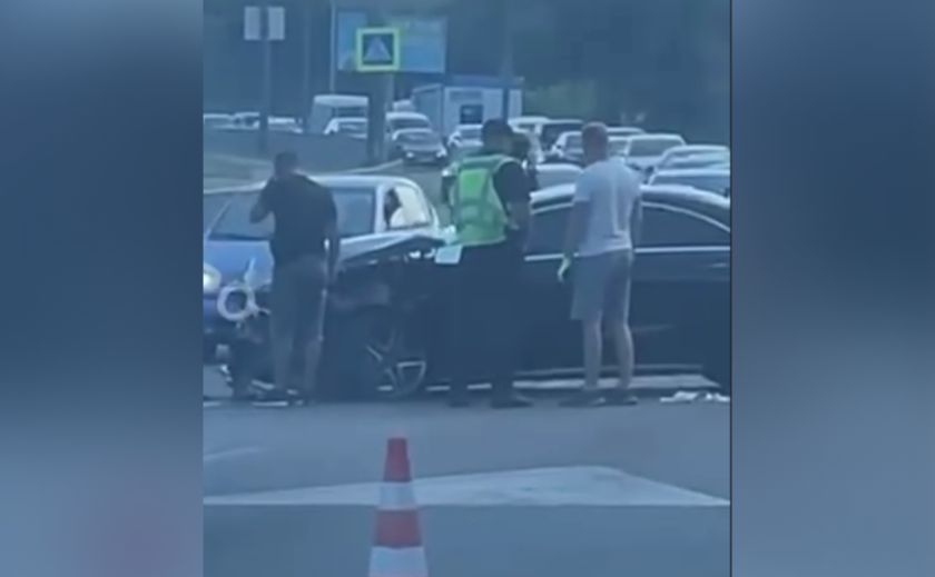 На Космічній у Дніпрі зіткнулись Mercedes та Mitsubishi: постраждали троє людей