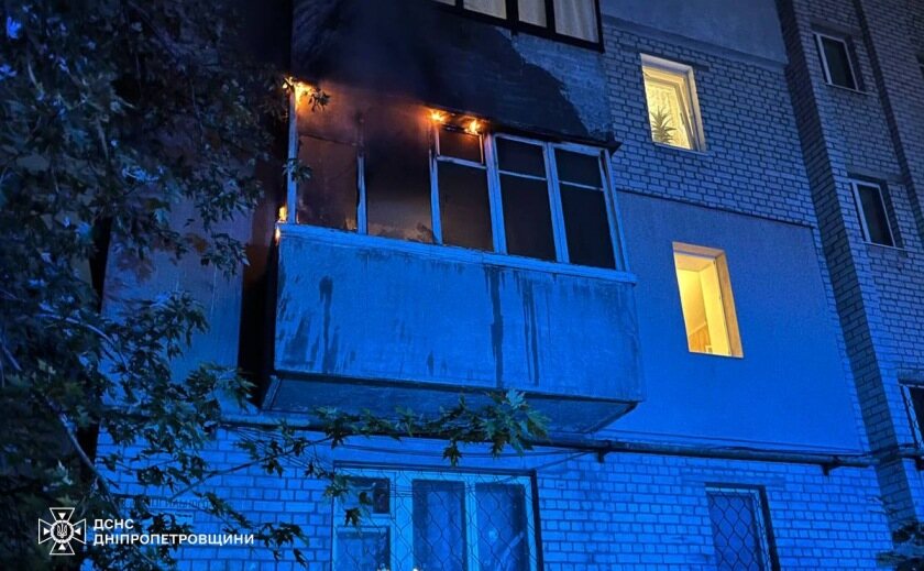 У Дніпрі на пожежі надзвичайники врятували двох чоловіків