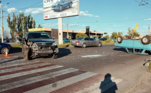 На Набережній Заводській у Дніпрі Toyota влетіла у Москвич
