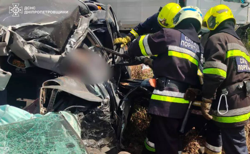 Затисло в салоні: надзвичайники Дніпра деблокували тіла двох людей з пошкодженого внаслідок ДТП автомобіля