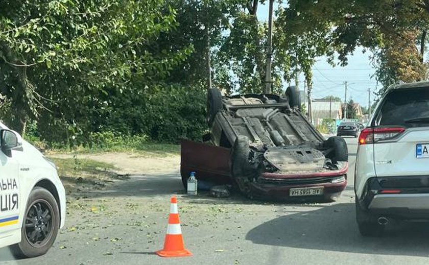У Дніпрі на вулиці Конотопській автівка перекинулася на дах: водія забрала швидка