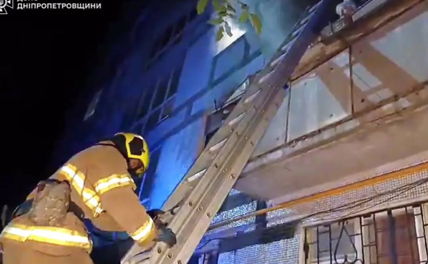 На пожежі в багатоповерхівці вогнеборці Дніпра врятували літню жінку