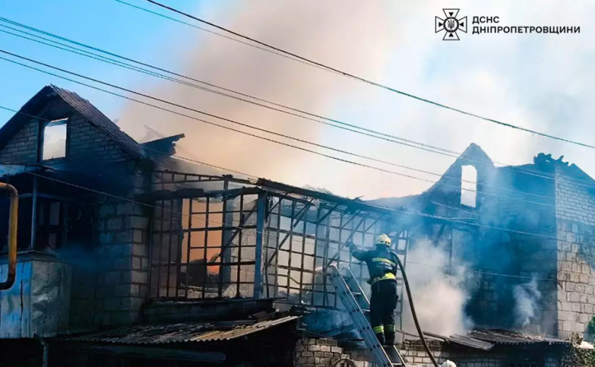 У Дніпрі рятувальники загасили палаючий будинок
