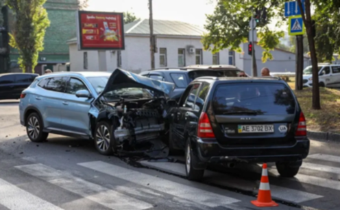 На вулиці Степана Бандери у Дніпрі зіткнулися Kia, Subaru та BYD: подробиці потрійної ДТП