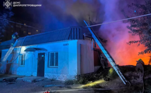 У Дніпрі на Яскравій горів дах прибудови до будівлі