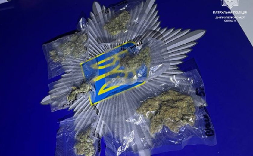 У Дніпрі патрульні виявили у жінки в сумочці наркотичну речовину
