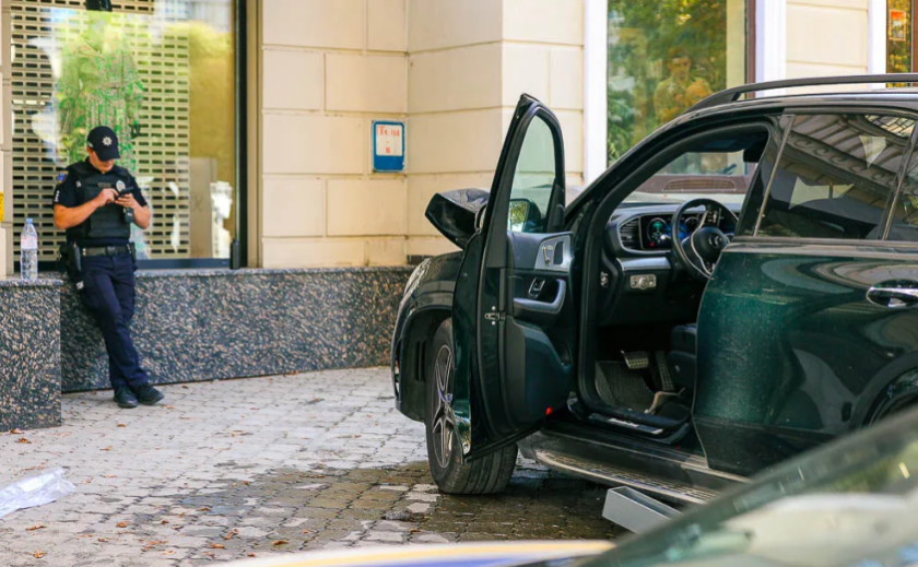 У центрі Дніпра Mercedes збив чоловіка на тротуарі: постраждалого госпіталізовано до лікарні У центрі Дніпра Mercedes збив чоловіка на тротуарі: постраждалого госпіталізовано до лікарні