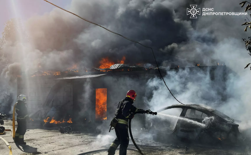 На Дніпропетровщині рятувальники ліквідували пожежу, що виникла внаслідок ворожої атаки