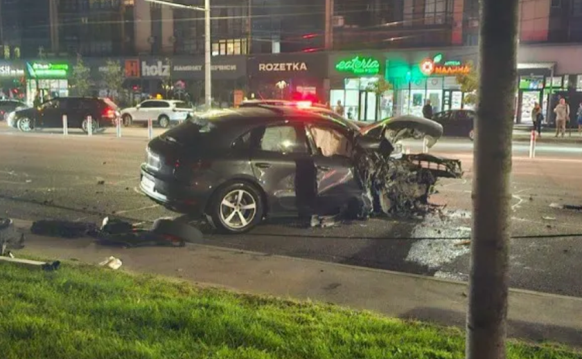 На Набережній Перемоги у Дніпрі Porsche врізався у стовп: подробиці ДТП