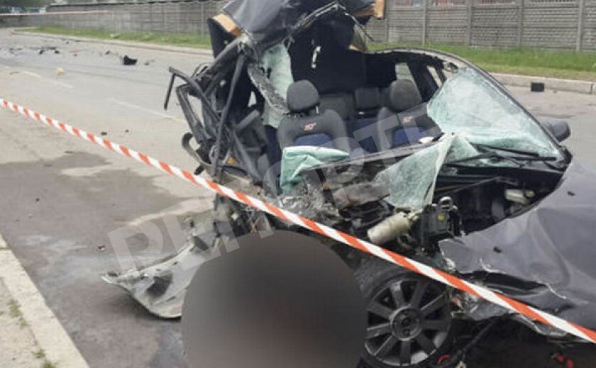 Жуткая автокатастрофа в Днепре. Автомобиль вдребезги