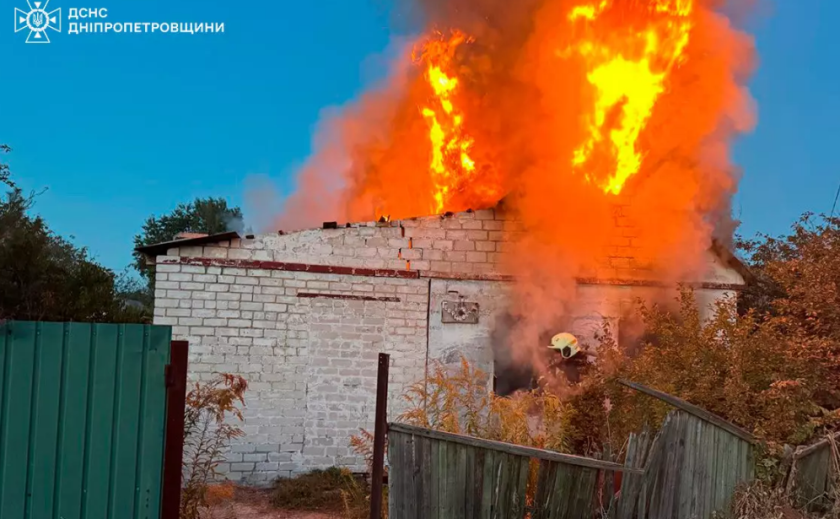 У Дніпрі на вулиці Івана Миколайчука вночі зайнявся житловий будинок