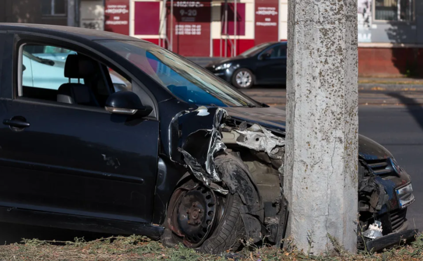 На проспекті Богдана Хмельницького у Дніпрі зіштовхнулись Volkswagen та BMW: постраждала жінка