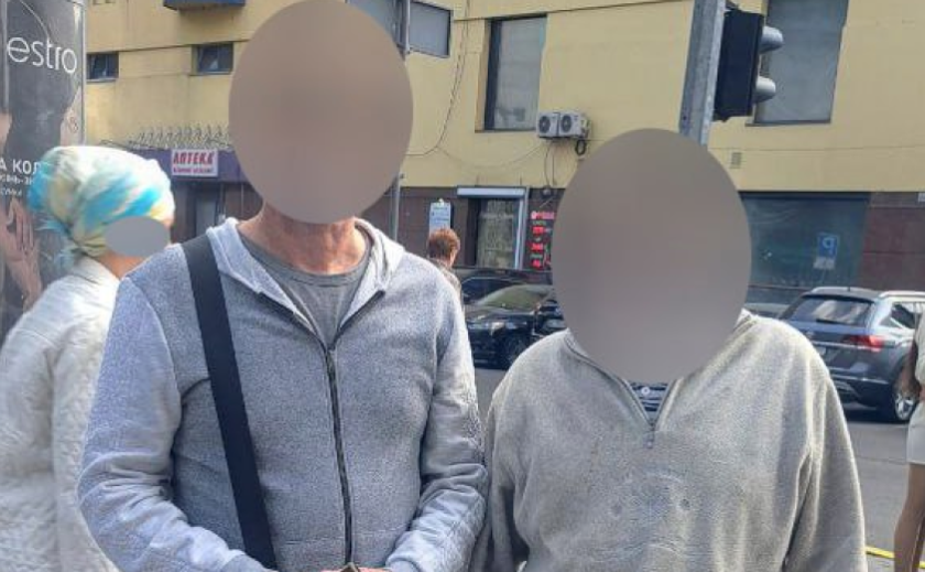 Не міг згадати місце свого проживання: патрульні Дніпра допомогли чоловіку, який загубився