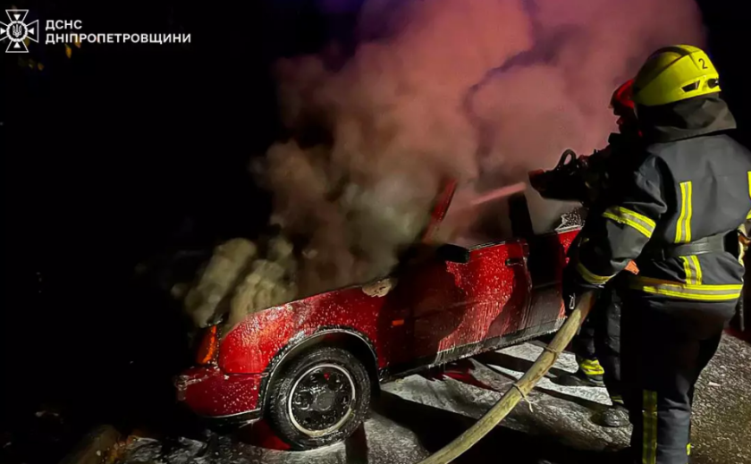 У Дніпрі на перехресті вулиць Філософська та Майдан Озерний зайнявся легковик У Дніпрі на перехресті вулиць Філософська та Майдан Озерний зайнявся легковик