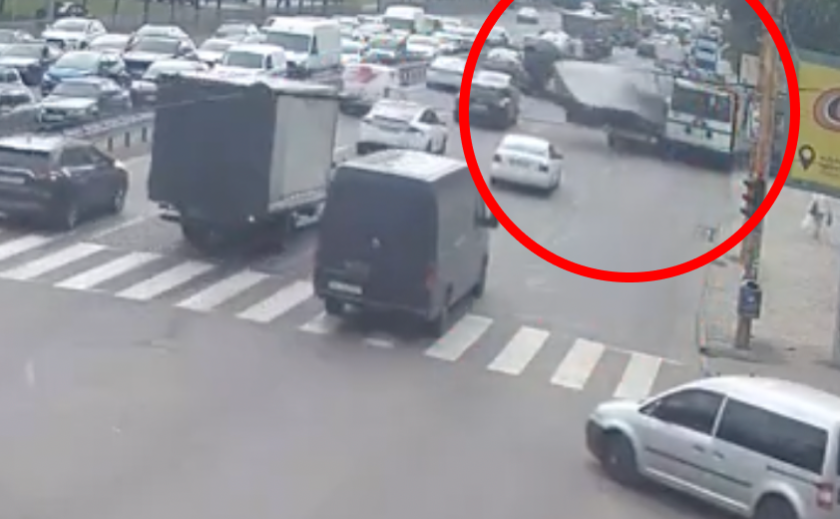 На Слобожанському проспекті у Дніпрі вантажівка врізалася у тролейбус: деталі