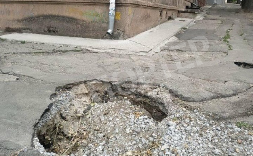 В центре Днепра жители многоэтажки могут провалиться под землю