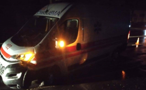 На Калиновій у Дніпрі карета «швидкої в’їхала у протитанковий їжак: подробиці