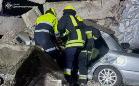 У Дніпровському районі легковик влетів у бетонну стелу: водій загинув на місці