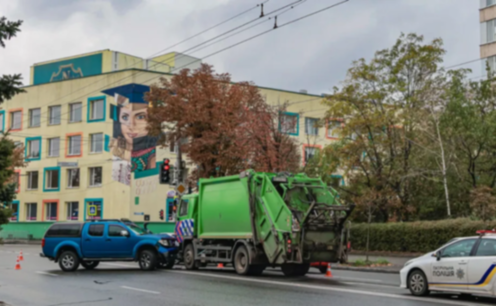 На Січеславській Набережній у Дніпрі Nissan зіштовхнувся зі сміттєвозом