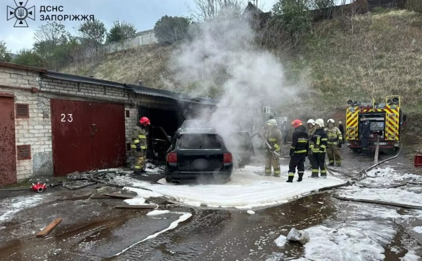 У Запоріжжі зайнявся гараж з автівкою усередині У Запоріжжі зайнявся гараж з автівкою усередині