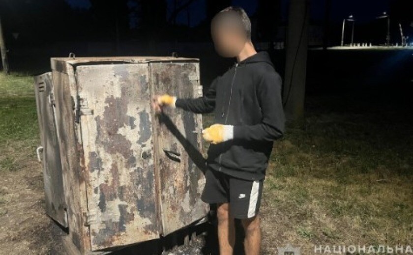 У Покрові поліцейські затримали двох підлітків, які на замовлення рф спалили військовий автомобіль та релейну шафу