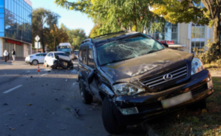 На Січових Стрільців у Дніпрі Hyundai зіткнувся з Lexus: є постраждалий