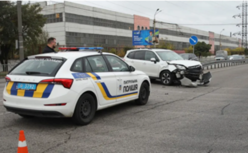 На Набережній Заводській у Дніпрі Subaru зіткнулась з вантажівкою