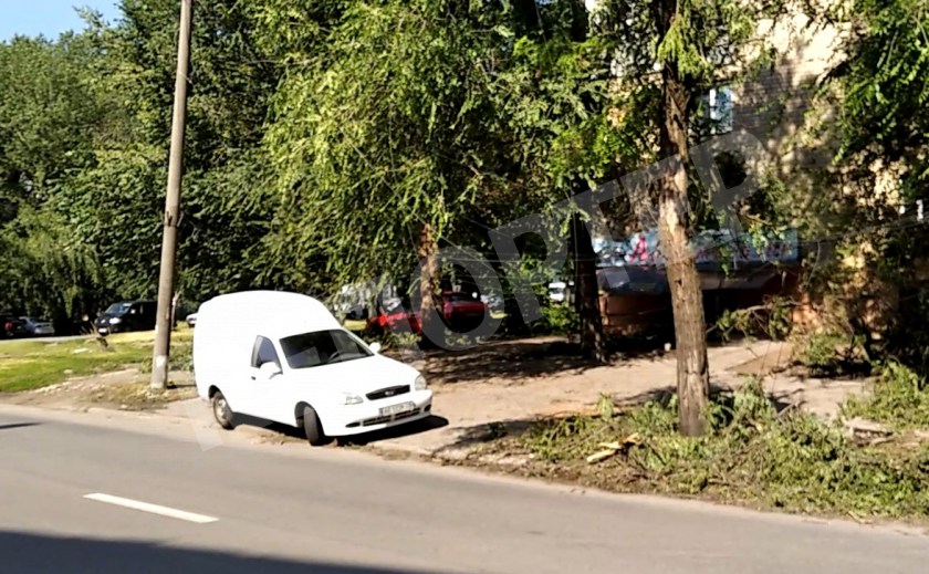 В Днепре провода над дорогой возле полиции пугают водителей