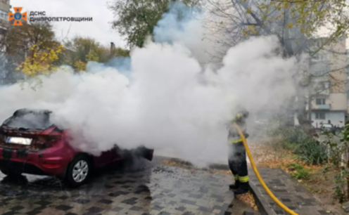 У Дніпрі вогнеборці ліквідували займання легкового автомобіля