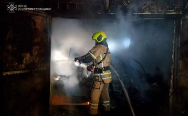 В Індустріальному районі Дніпра горів гараж з автівкою та будівельними матеріалами всередині